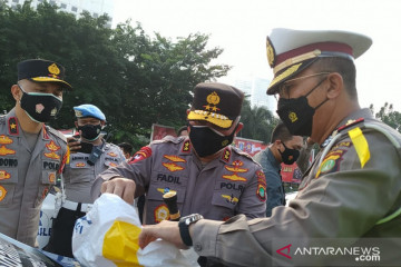 Gunakan 100 kendaraan operasional, Polisi Lalu Lintas bagikan sembako