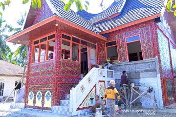 Rumah adat Minangkabau di Solok terbuat dari beton