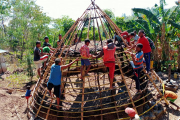 Satgas Pamtas RI-Timor Leste bantu warga bangun rumah adat