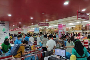 Supermarket di Batam dipadati warga jelang pemberlakuan PPKM darurat