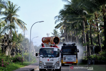 Kawasan wisata Legian disemprot eco-enzyme saat PPKM darurat