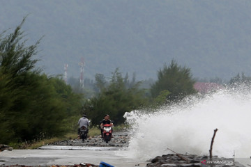 Waspada potensi hujan lebat dan angin kencang di sejumlah provinsi