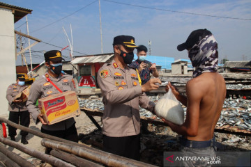 Polres Pelabuhan Tanjung Priok bagikan sembako pada warga Muara Angke