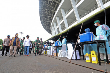 Menkes, Ketua Satgas dan Panglima TNI tinjau Serbuan Vaksin di GBK