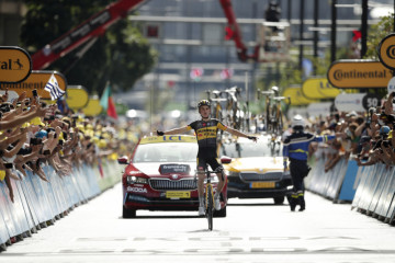 Kuss juarai etape 15, Pogacar pertahankan jersey kuning Tour de France