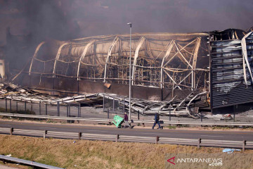 Gedung terbakar di Afrika Selatan, ibu lempar bayi ke tempat aman