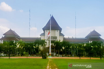 Wafat karena COVID-19, Bupati Bekasi dimakamkan di pemakaman keluarga