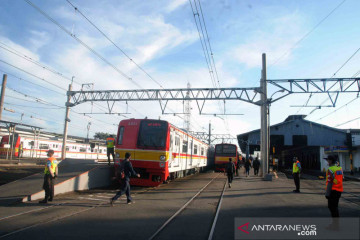 Kereta listrik berlakukan STRP, arus penumpang terpantau lengang