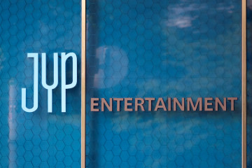 Setelah NiziU, JYP - Sony Music cari anggota boy group baru