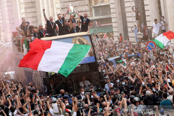Pemain Italia pawai rayakan juara Piala Eropa 2020 di kota Roma