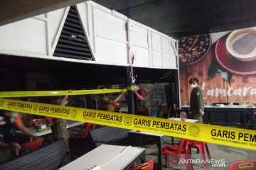 Petugas menyegel kafe pelanggar prokes dan PPKM Mikro di Banda Aceh