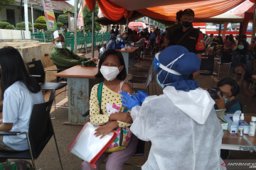 Vaksinasi massal berlangsung di halaman Stasiun Manggarai