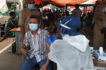 Kebut vaksinasi dengan mobil keliling di Jakarta