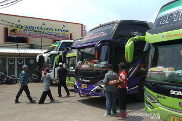 Petugas Dishub amankan 25 angkutan umum nakal di Jakbar selama PPKM