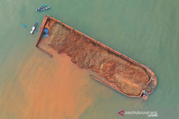 Kapal tongkang berisi nikel terdampar di pantai Konawe