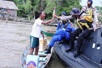Polairud Polda Sumsel siagakan ambulans terapung di Sungai Musi