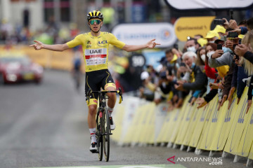 Semakin tak terkejar, Pogacar juara etape 18 Tour de France