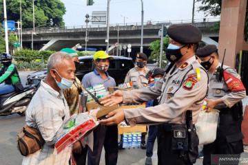 Polisi bagikan sembako warga terdampak PPKM Darurat di Jakarta Timur