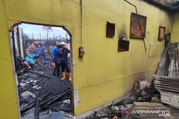 Kompleks Perumah Dinas Kodam II/Sriwijaya di Palembang terbakar
