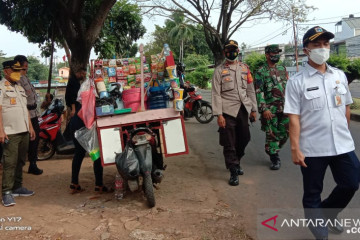 Petugas tertibkan pedagang di Jakarta Barat saat PPKM Darurat