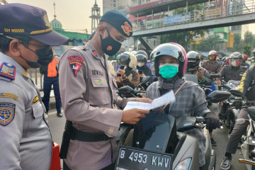 Petugas gabungan sekat Jalan Bassura Jakarta Timur