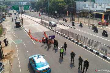 Petugas menjaga titik penyekatan di lintas bawah Mampang Prapatan