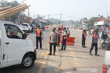 Polresta Bogor Kota menyekat kendaraan di Simpang Salabenda