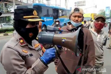 Polisi bubarkan jasa servis hp di PGC sambil bagikan sembako