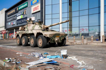 Tentara berpatroli mengamankan situasi pascakerusuhan massa di Afrika Selatan