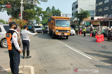 Petugas jaga ketat pos di Daan Mogot pada hari kedua penyekatan