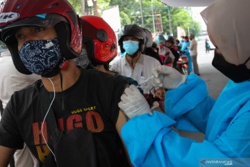 Layanan vaksinasi COVID-19 tanpa turun kendaraan di Surabaya