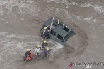 Dramatis! Penyelamatan penumpang mobil yang terseret banjir bandang di Tucson AS