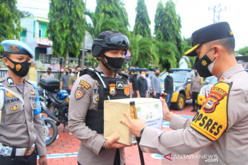 Polres Enrekang bagikan ratusan paket kebutuhan pokok Baksos PPKM