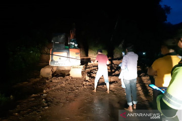 Warga dan TNI-Polri di Sangihe kerja sama bersihkan jalan dari longsor