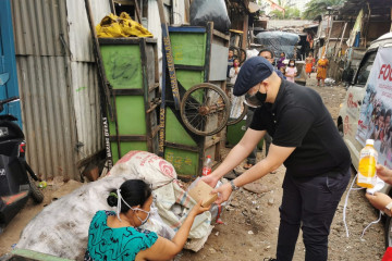 Relawan Jokowi bagikan paket bantuan untuk warga terdampak pandemi