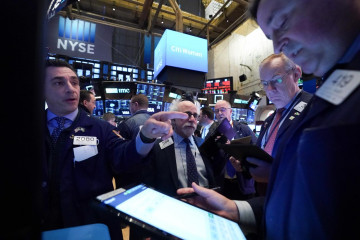 Wall Street ditutup lebih tinggi, terkerek laba Tesla yang kuat