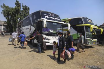 Pemkot Jakbar amankan 30 bus AKAP yang beroperasi di terminal bayangan