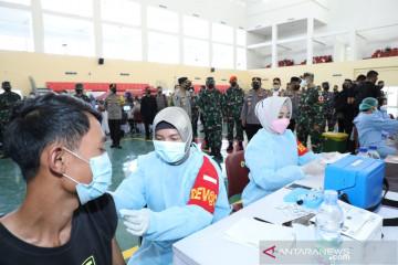 TNI dan Polri bantu tenaga kesehatan percepat vaksinasi di Banten