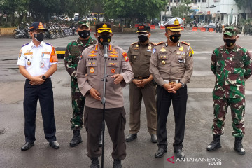 Petugas gabungan patroli dan bagikan daging kurban saat Idul Adha