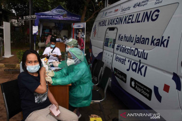 Guru di Jakarta Barat bantu vaksinasi warga