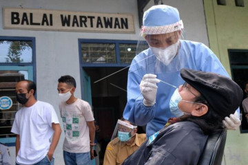 Tes usap COVID-19 kepada wartawan
