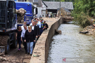 Kanselir Angela Merkel 'blusukan' tinjau daerah terdampak banjir