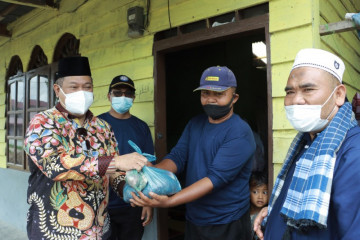 Bupati Dairi bagikan daging kurban langsung ke rumah warga