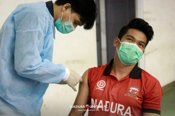 Bek Madura United Samuel ingatkan pentingnya vaksinasi