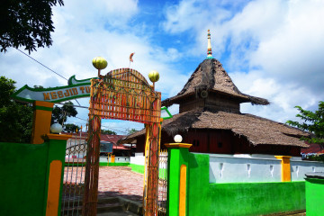 Ada pawai hadrat, Masjid tua Wapauwe-Maluku tunda penyembelihan kurban