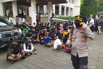 Tiga orang massa aksi tolak PPKM di Bandung reaktif COVID-19