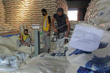 Bulog Indramayu mulai salurkan 1.225 ton bantuan beras PPKM