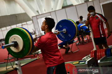 Timnas angkat besi Indonesia berlatih jelang laga Olimpiade Tokyo 2020