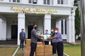 BPJAMSOSTEK serahkan bantuan 18.000 masker medis untuk PPDS FKUI