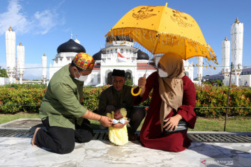 Ritual adat turun tanah anak di Aceh